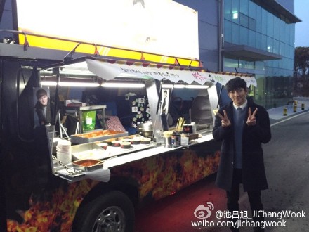 005RlXsOjw1eow2kni14wj30hs0dcmzb